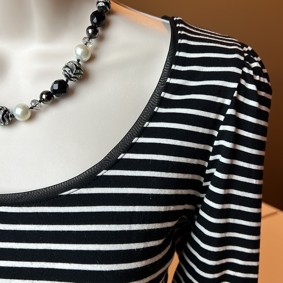 🖤WHITE HOUSE BLACK MARKET BLACK & WHITE STRIPED TOP KEYHOLE BACK SIZE SMALL🖤🤍 - Picture 6 of 16